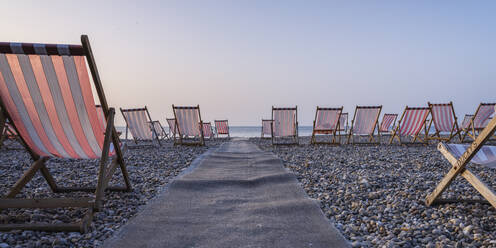 Liegestühle am beliebten Kieselstrand von Beer bei Seaton, Devon, England, Vereinigtes Königreich, Europa - RHPLF06389