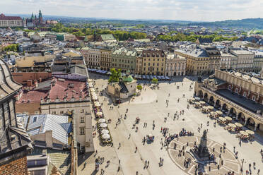 Ein Blick von oben auf den Hauptplatz in der mittelalterlichen Altstadt, UNESCO-Weltkulturerbe, Krakau, Polen, Europa - RHPLF06397