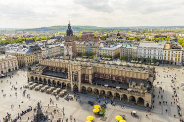 Erhöhte Ansicht der Tuchhalle auf dem Hauptplatz in der mittelalterlichen Altstadt, UNESCO-Weltkulturerbe, Krakau, Polen, Europa - RHPLF06398