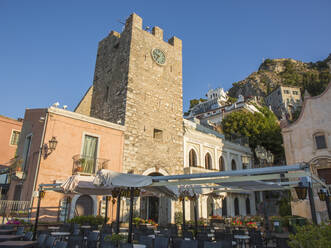 Blick von der Piazza IX Aprile auf den Uhrenturm aus dem 12. Jahrhundert, Torre dell'Orologio, früher Morgen, Taormina, Messina, Sizilien, Italien, Mittelmeer, Europa - RHPLF06403