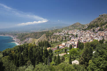 Blick über die Stadt und die Küste vom Griechischen Theater, im Hintergrund der Ätna, Taormina, Messina, Sizilien, Italien, Mittelmeer, Europa - RHPLF06407