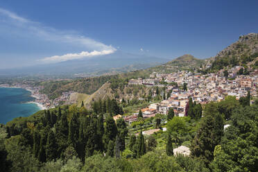 View over the town and coast from the Greek Theatre, Mount Etna in background, Taormina, Messina, Sicily, Italy, Mediterranean, Europe - RHPLF06407