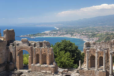 Blick vom Griechischen Theater über die Bucht von Naxos auf die entfernten Giardini-Naxos, Taormina, Messina, Sizilien, Italien, Mittelmeer, Europa - RHPLF06409