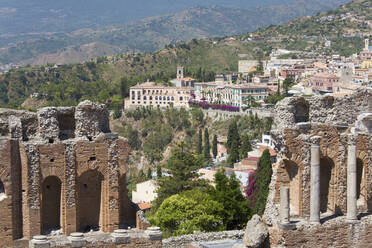 Blick über die Stadt vom Griechischen Theater, Taormina, Messina, Sizilien, Italien, Mittelmeer, Europa - RHPLF06410