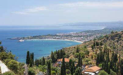 Blick über das türkisfarbene Wasser der Bucht von Naxos auf die entfernten Giardini-Naxos, Taormina, Messina, Sizilien, Italien, Mittelmeer, Europa - RHPLF06413