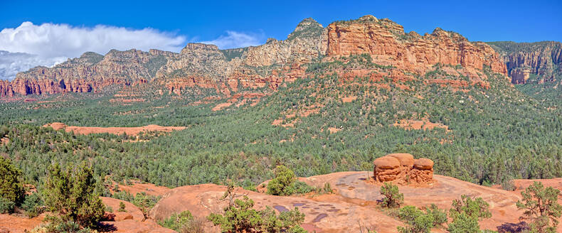 Panorama des Chicken Rock auf der rechten Seite und des Submarine Rock auf der linken Seite mit dem Munds Mountain im Hintergrund, Sedona, Arizona, Vereinigte Staaten von Amerika, Nordamerika - RHPLF06416