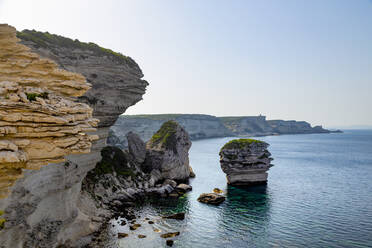 Klippen an der zerklüfteten Küste nahe der Stadt Bonifacio auf der Mittelmeerinsel Korsika, Bonifacio, Korsika, Frankreich, Mittelmeer, Europa - RHPLF06422