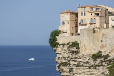 Die Zitadelle und die Altstadt von Bonifacio auf zerklüfteten Klippen mit Boot im Mittelmeer, Bonifacio, Korsika, Frankreich, Mittelmeer, Europa - RHPLF06423