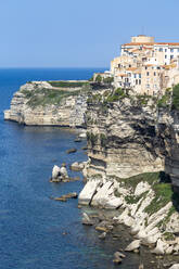 Die Zitadelle und die Altstadt von Bonifacio auf den schroffen Klippen, Bonifacio, Korsika, Frankreich, Mittelmeer, Europa - RHPLF06425