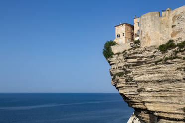 Die Zitadelle und die Altstadt von Bonifacio auf den schroffen Klippen, Bonifacio, Korsika, Frankreich, Mittelmeer, Europa - RHPLF06427