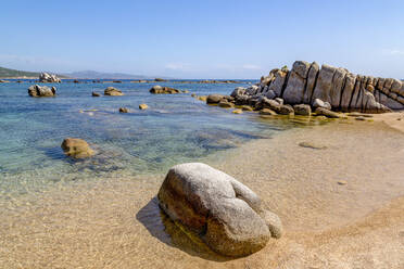 Schöne erodierte Felsen am Plage de San Giovanni, Korsika, Frankreich, Mittelmeer, Europa - RHPLF06433