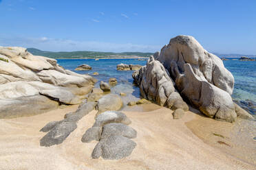 Schöne erodierte Felsen am Plage de San Giovanni, Korsika, Frankreich, Mittelmeer, Europa - RHPLF06436