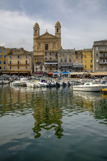 Im Hafen von Bastia vertäute Boote mit der Kirche St. Jean Baptiste, Bastia, Korsika, Frankreich, Mittelmeer, Europa - RHPLF06448