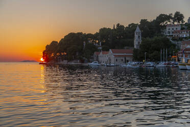 Blick auf den Sonnenuntergang in Cavtat an der Adria, Cavtat, Dubrovnik Riviera, Kroatien, Europa - RHPLF06451