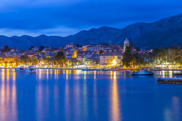 Blick auf die Stadt und die Kirche Crkva Sv. Nikole in der Abenddämmerung, Cavtat an der Adria, Cavtat, Dubrovnik Riviera, Kroatien, Europa - RHPLF06455