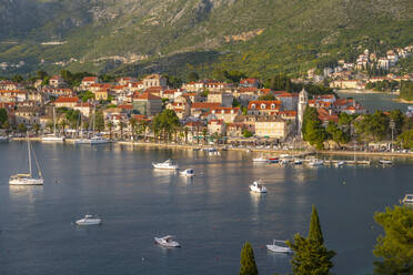 Blick auf die Stadt bei Sonnenuntergang aus erhöhter Position, Cavtat an der Adria, Cavtat, Dubrovnik Riviera, Kroatien, Europa - RHPLF06457