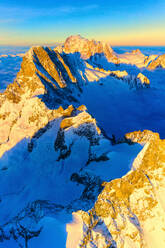 Luftaufnahme von Grandes Jorasses, Petites Jorasses, Aiguille De Leschaux und Mont Blanc in der Morgendämmerung, Courmayeur, Aostatal, Italien, Europa - RHPLF06461