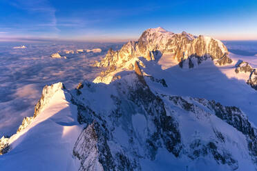 Luftaufnahme der schneebedeckten Gipfel des Mont Blanc und des Dent du Geant bei Sonnenaufgang, Courmayeur, Aostatal, Italien, Europa - RHPLF06463