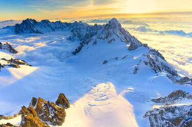 Luftaufnahme des Grand Jorasses bei Sonnenaufgang, Mont-Blanc-Massiv, Courmayeur, Aostatal, Italien, Europa - RHPLF06464