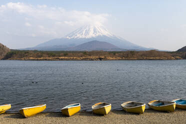 Boote, Shoji-See, mit dem Berg Fuji in der Ferne, Japan, Asien - RHPLF06468