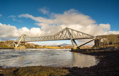 Morgendliches Sonnenlicht auf der Connel Bridge über Loch Etive, Highlands, Schottland, Vereinigtes Königreich, Europa - RHPLF06477