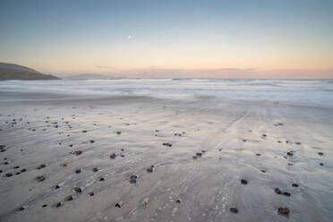 Sonnenaufgang bei Traigh Eais, Barra, Äußere Hebriden, Schottland, Vereinigtes Königreich, Europa - RHPLF06483