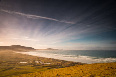 Traigh Eais mit Blick nach Süden, vom Beinn Eolaigearraidh Mhor aus gesehen, Barra, Äußere Hebriden, Schottland, Vereinigtes Königreich, Europa - RHPLF06488