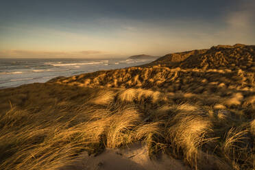 Sonnenaufgang bei Traigh Eais, Blick nach Norden, Barra, Äußere Hebriden, Schottland, Vereinigtes Königreich, Europa - RHPLF06490