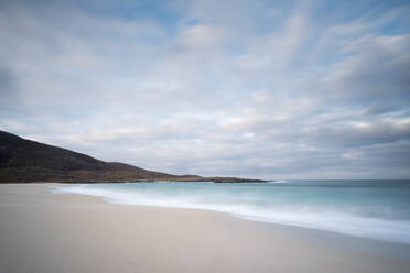 Sonnenaufgang am Tangasdale Beach (Halaman Bay), Barra, Äußere Hebriden, Schottland, Vereinigtes Königreich, Europa - RHPLF06491