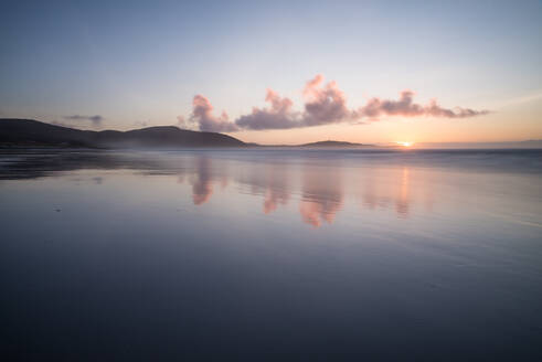 Sonnenuntergang bei Traigh Eais, Barra, Äußere Hebriden, Schottland, Vereinigtes Königreich, Europa - RHPLF06493
