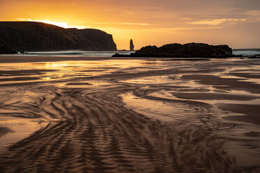 Am Buachaille sea stack bei Sonnenuntergang, Sandwood Bay, Sutherland, Schottland, Vereinigtes Königreich, Europa - RHPLF06500