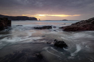 Am Buachaille sea stack bei Sonnenuntergang, Sandwood Bay, Sutherland, Schottland, Vereinigtes Königreich, Europa - RHPLF06501