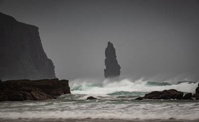 Am Buachaille sea stack in der Morgendämmerung, Sandwood Bay, Sutherland, Schottland, Vereinigtes Königreich, Europa - RHPLF06504