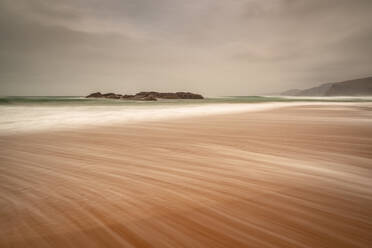 Sandwood Bay am frühen Morgen mit Cape Wrath in weiter Ferne, Sutherland, Schottland, Vereinigtes Königreich, Europa - RHPLF06505