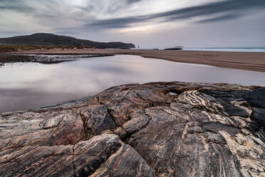 Sandwood Bay, mit Am Buachaille sea stack in weiter Ferne, Sutherland, Schottland, Vereinigtes Königreich, Europa - RHPLF06511