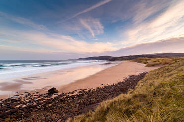 Sandwood Bay am frühen Morgen, mit Cape Wrath in weiter Ferne, Sutherland, Schottland, Vereinigtes Königreich, Europa - RHPLF06513