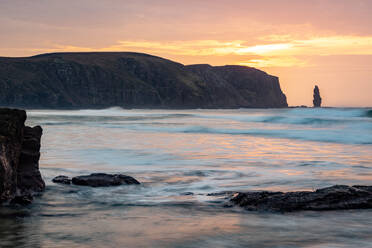 Am Buachaille sea stack bei Sonnenuntergang, Sandwood Bay, Schottland, Vereinigtes Königreich, Europa - RHPLF06515