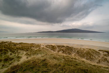 Luskentyre Beach, West Harris, mit Taransay in weiter Ferne, Äußere Hebriden, Schottland, Vereinigtes Königreich, Europa - RHPLF06518