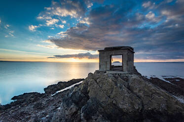 Die alten Verteidigungsanlagen von Brean Down Fort, Brean Down, mit Bristol Channel und Steep Holm Island in weiter Ferne, bei Sonnenuntergang, Somerset, England, Vereinigtes Königreich, Europa - RHPLF06541