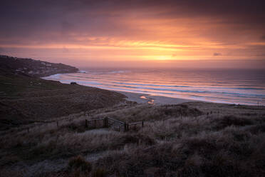 Sennen Beach bei Sonnenuntergang, Sennen, Cornwall, England, Vereinigtes Königreich, Europa - RHPLF06558