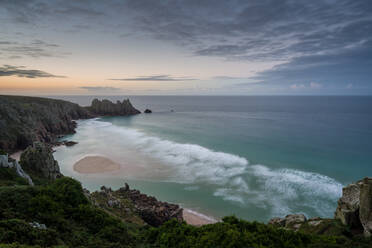 Pednvounder (Pedne) Beach in der Morgendämmerung im Sommer, Logan Rock, Cornwall, England, Vereinigtes Königreich, Europa - RHPLF06559