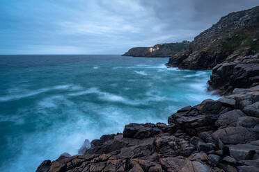 Das Minack Theatre, vom Pedn Vounder (Pedne) Beach aus gesehen, Porthcurno, Cornwall, England, Vereinigtes Königreich, Europa - RHPLF06560