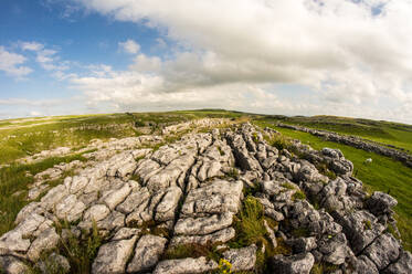 Kalksteinpflaster oberhalb von Malham, Yorkshire Dales, Yorkshire, England, Vereinigtes Königreich, Europa - RHPLF06564