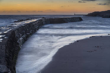 Tynemouth Pier, von Cullercoats aus gesehen in der Morgendämmerung, Tyne and Wear, England, Vereinigtes Königreich, Europa - RHPLF06573