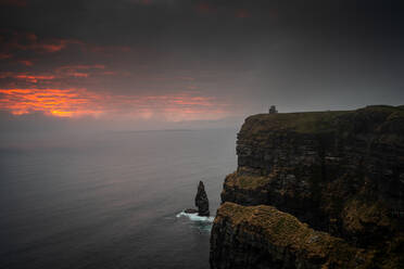 Cliffs of Moher bei Sonnenuntergang, Grafschaft Clare, Munster, Republik Irland, Europa - RHPLF06575