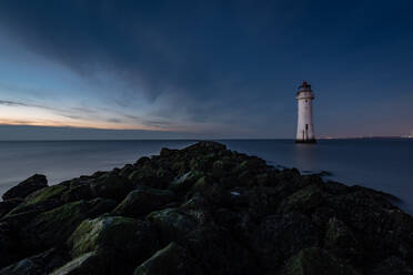 New Brighton Lighthouse in der Abenddämmerung, Wallasey, Merseyside, The Wirral, England, Vereinigtes Königreich, Europa - RHPLF06583