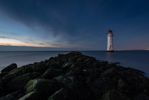 New Brighton Lighthouse in der Abenddämmerung, Wallasey, Merseyside, The Wirral, England, Vereinigtes Königreich, Europa - RHPLF06583