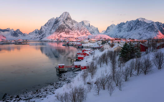 Reine Fischerdorf im Winter, Reinefjord, Moskenesoya, Lofoten Inseln, Arktis, Norwegen, Europa - RHPLF06595