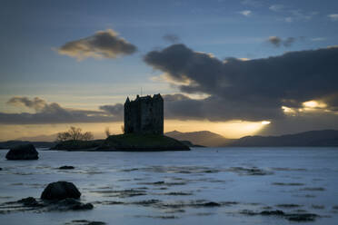 Sonnenuntergang über Loch Linnhe und Castle Stalker, Highland, Appin, Schottland, Vereinigtes Königreich, Europa - RHPLF06599