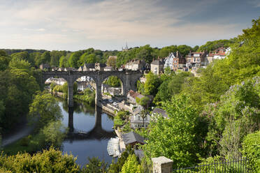 Knaresborough-Viadukt und der Fluss Nidd im Frühling, Yorkshire, England, Vereinigtes Königreich, Europa - RHPLF06600